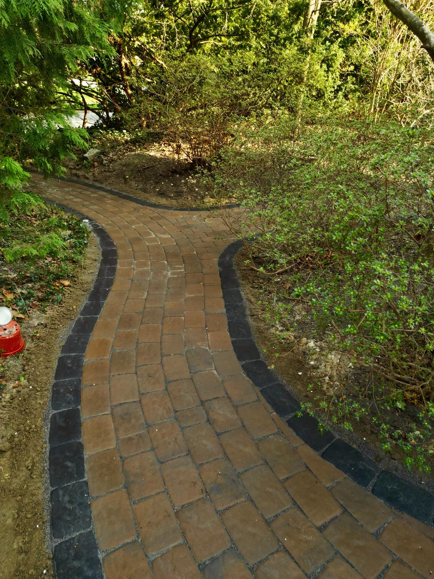 Brand new paver walkway — Wenonah, NJ.
Beautiful Charcoal Border on the edge of the walkway.